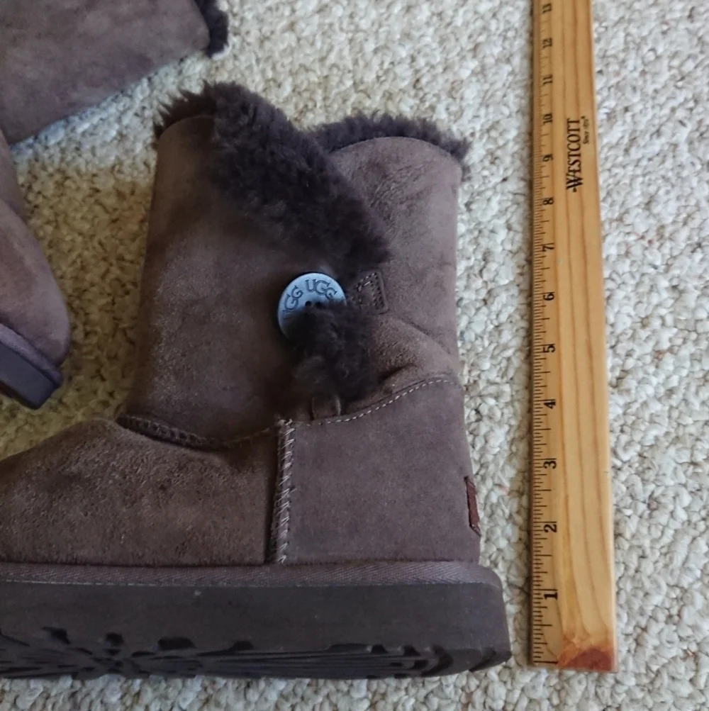 UGG Bailey Button II chocolate Brown Suede Boots SIZE 8